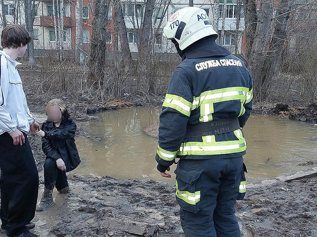 Обходила котлован и провалилась по колено. В Архангельске спасали  застрявшую в глине девочку - KP.RU