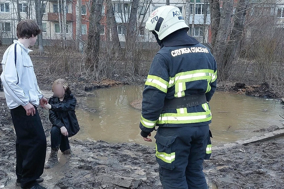 Поисково-спасательная группа откопала почву по периметру ноги и помогла выбраться девушке. Фото: Служба Спасения им. И.А. Поливаного / vk.com/aocc29