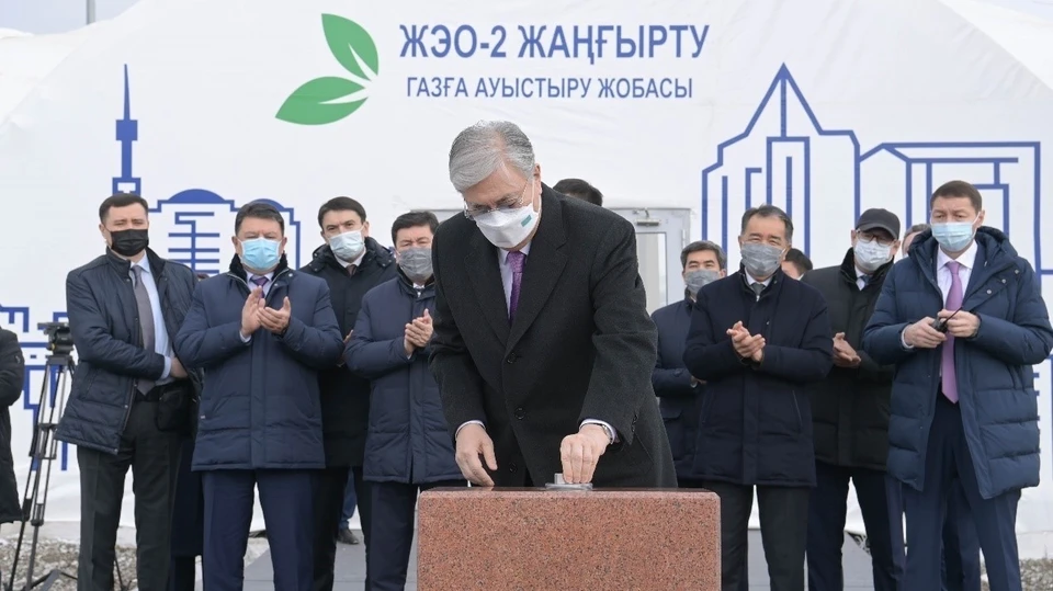 Президент Казахстана Касым-Жомарт Токаев закладывает памятную капсулу