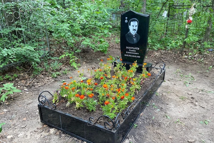 В Екатеринбурге вандалы снова осквернили могилу участника группы Дятлова