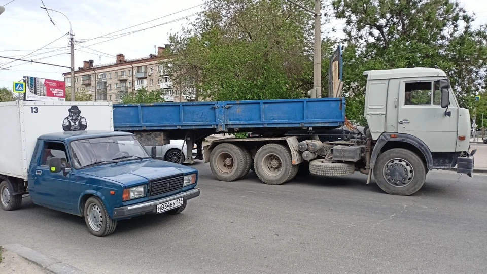 Столкнувшиеся автомобили перегородили дорогу на Второй продольной.