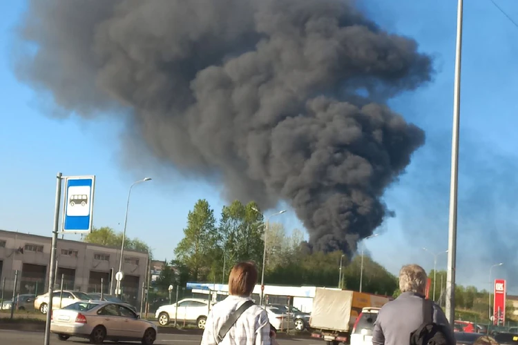 Рухнула крыша, в небе огромный столб дыма: Заводской цех загорелся на севере Петербурга