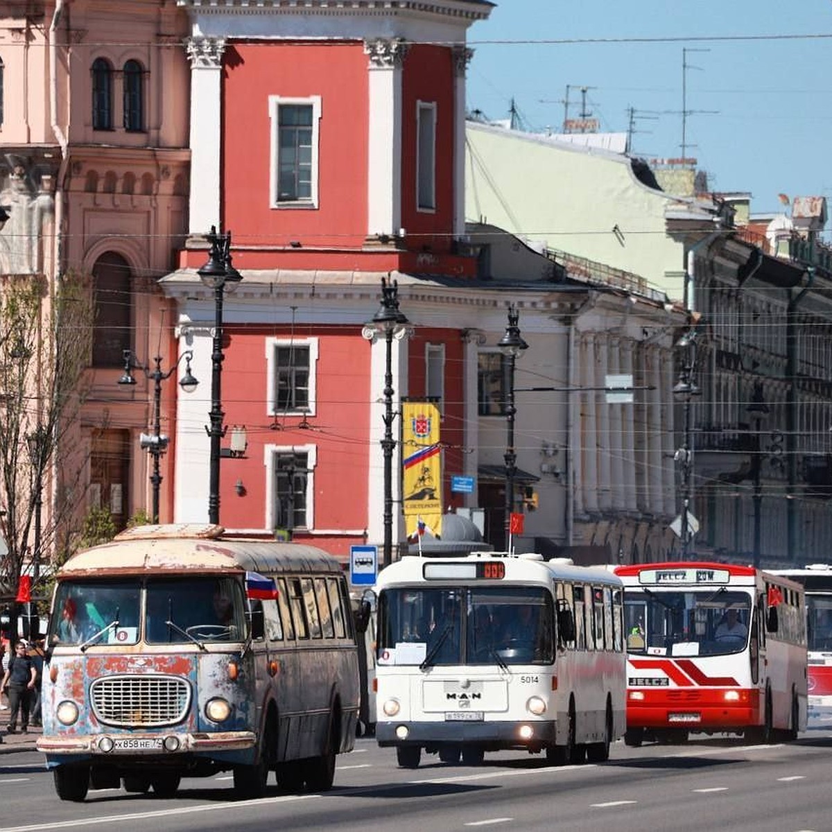 Самый масштабный в России парад ретротранспорта прошел в центре Петербурга  - KP.RU