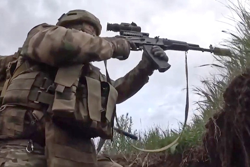 Десантники показали, как выдавливают украинских боевиков из подземных лабиринтов