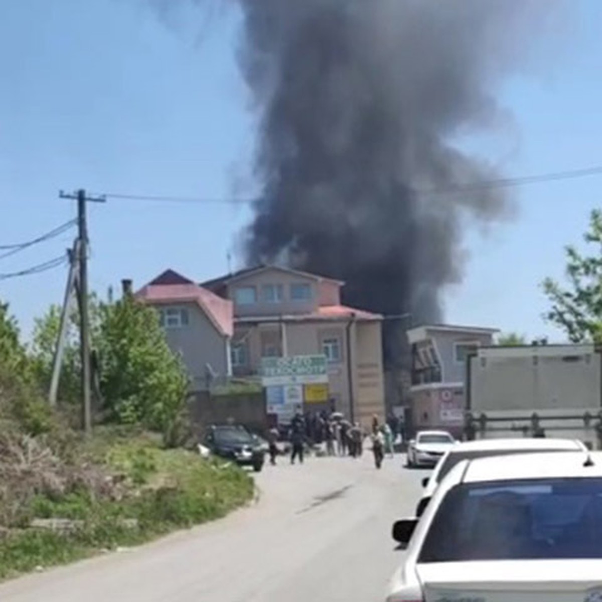 Паникующая толпа и черный дым: пожар на складе произошел во Владивостоке -  KP.RU