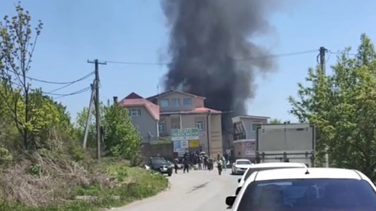 Паникующая толпа и черный дым: пожар на складе произошел во Владивостоке -  KP.RU