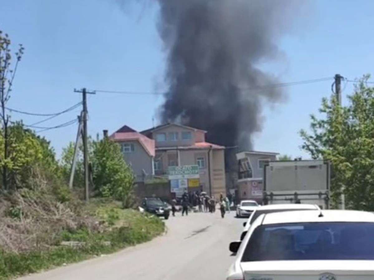 Паникующая толпа и черный дым: пожар на складе произошел во Владивостоке -  KP.RU