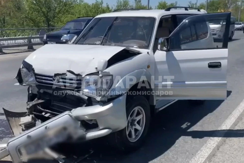 Автомобили получили повреждения. Фото: принтскрин видео autogarant_vl.