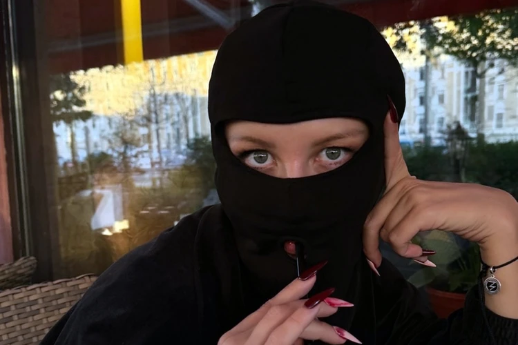 После пластики у Хайдарова Марго Овсянникова прячет лицо под маской