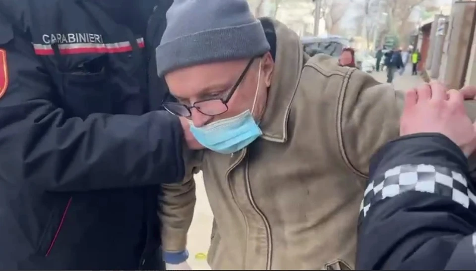 Мужчина, бросивший бутылку с зажигательной смесью в посольство РФ, был освобожден. Фото:скриншот видео