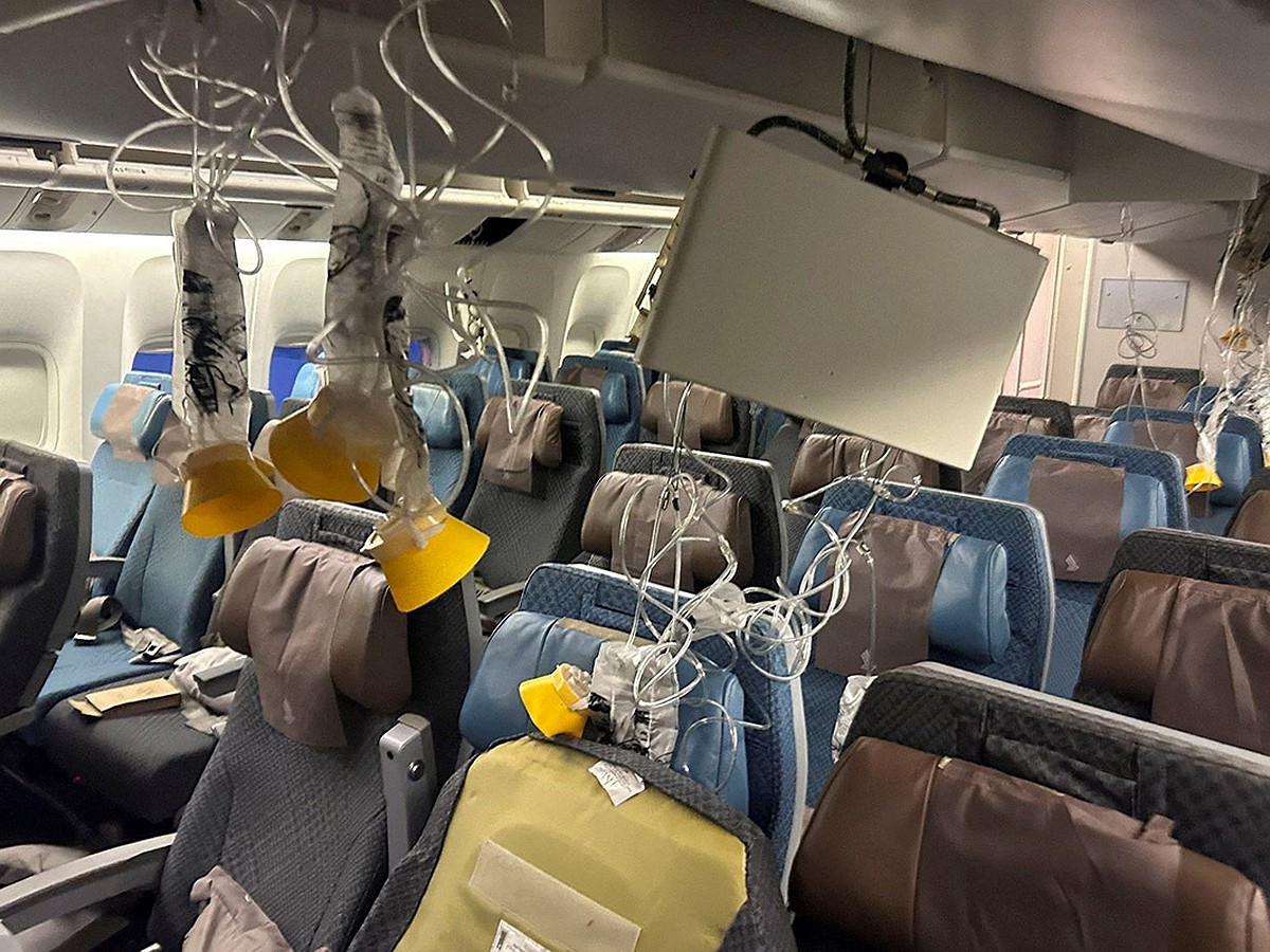 Людей швыряло по салону, повсюду была кровь: пассажиры рейса Singapore  Airlines пережили кошмарную турбулентность, но не все выжили - KP.RU