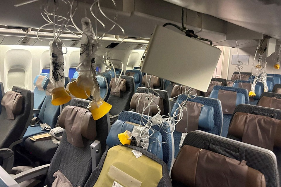 Людей швыряло по салону, повсюду была кровь: пассажиры рейса Singapore Airlines пережили кошмарную турбулентность, но не все выжили