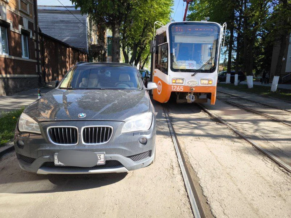 В Ульяновске из-за брошенных авто на Железной Дивизии дважды вставали трамваи | ФОТО: телеграм-канал Трамвай | Троллейбус | Ульяновск