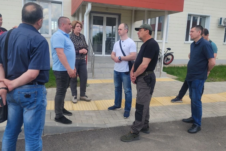 Глава Волновахи ДНР совместно с главой Салехарда посетили объекты восстановления. Фото: ТГ/Зинченко
