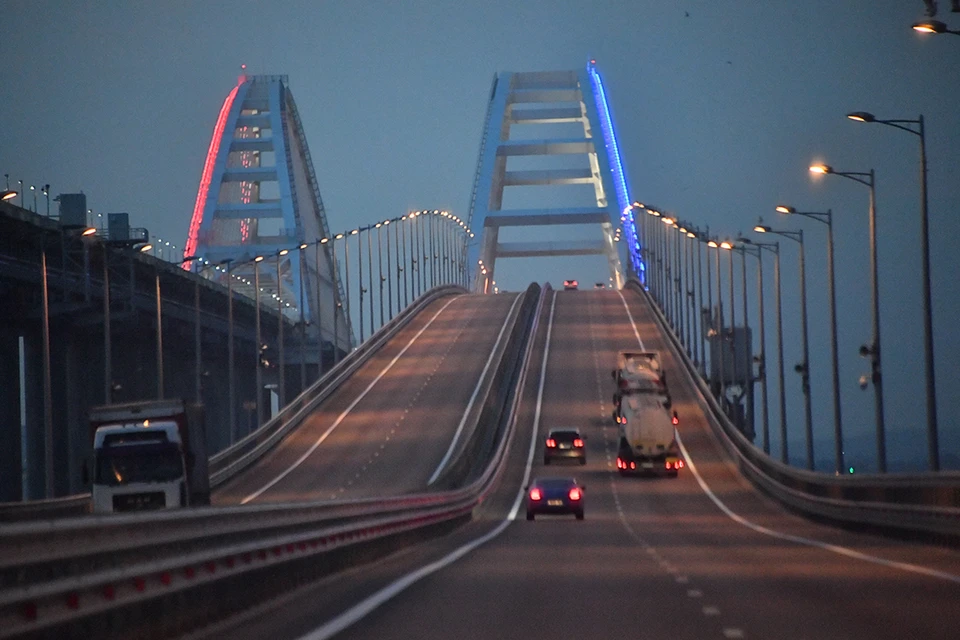 Движение по Крымскому мосту временно приостановлено.