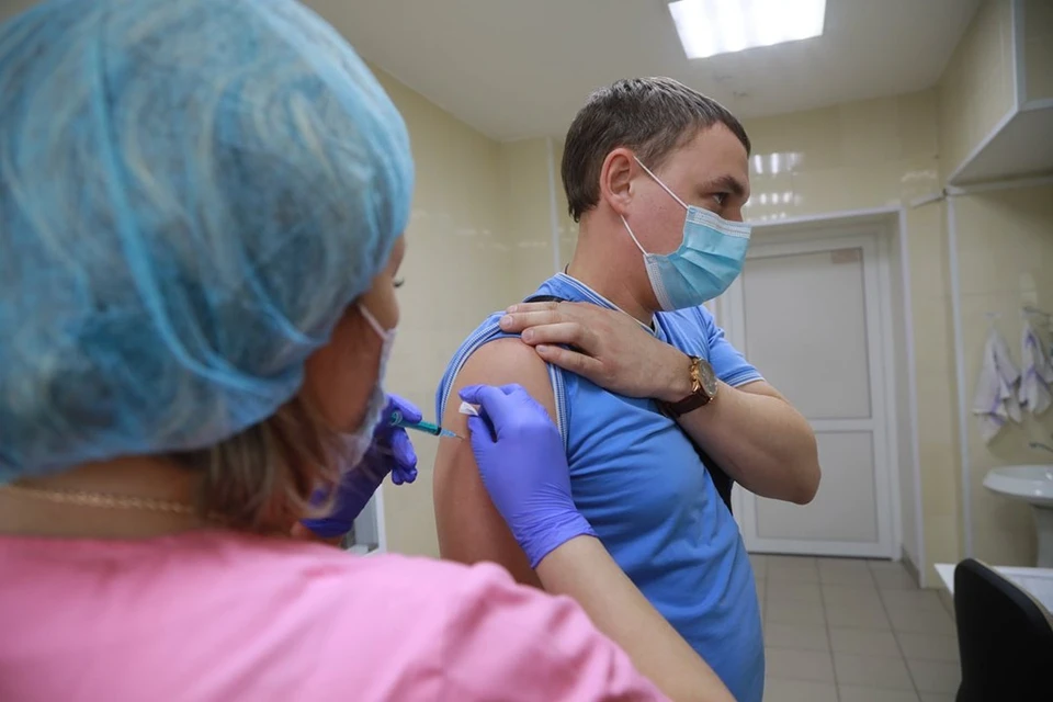 Онищенко заявил о необходимости создания российской вакцины против нового варианта коронавируса.