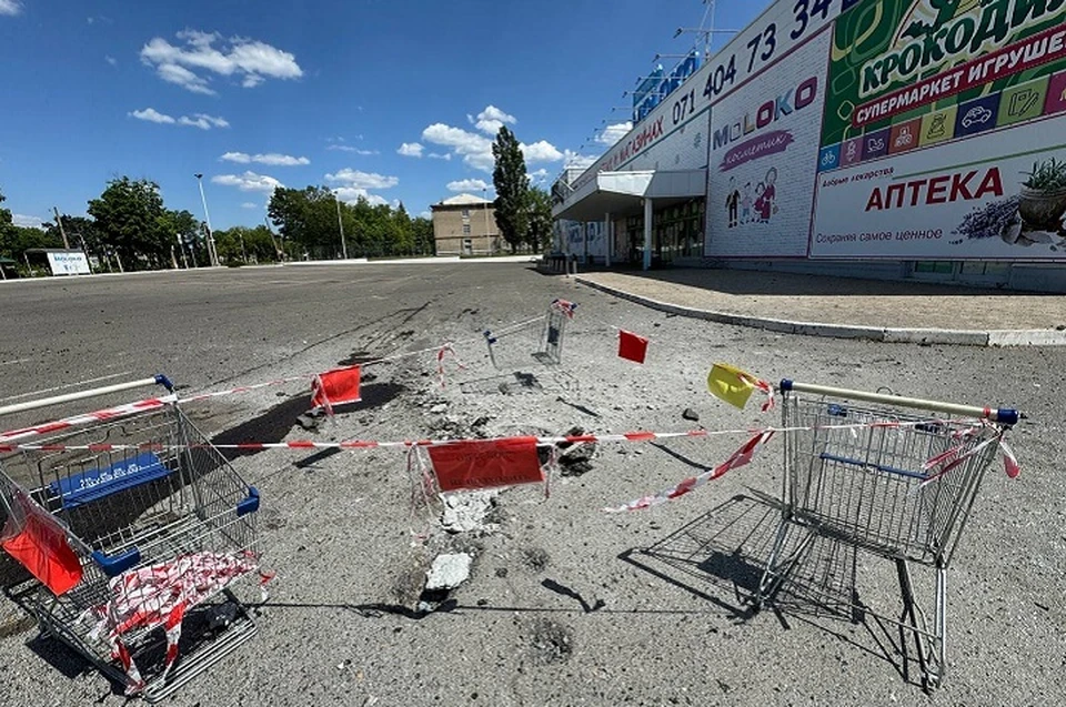 Сотрудники магазина также пострадали от артналета противника, однако оперативно укрыли посетителей и прохожих от опасности