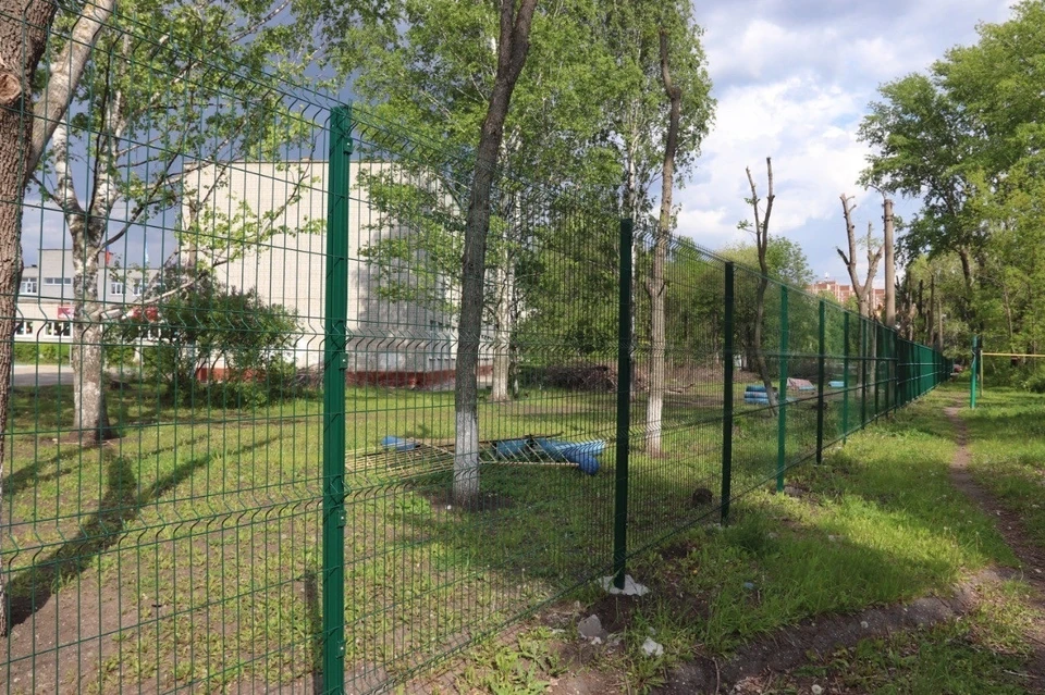 На территории гимназии №13 установили новое ограждение. Фото Ульяновская Городская Дума