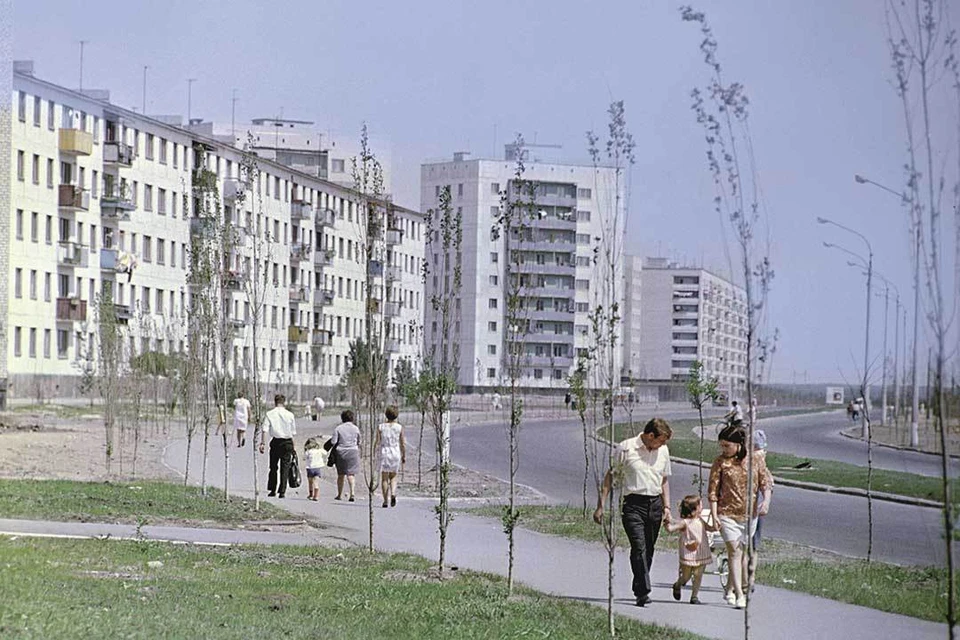 1972 год. Во времена СССР город активно развивался. Здесь появлялись новые микрорайоны. Так выглядела новенькая улица Лисичанская.
