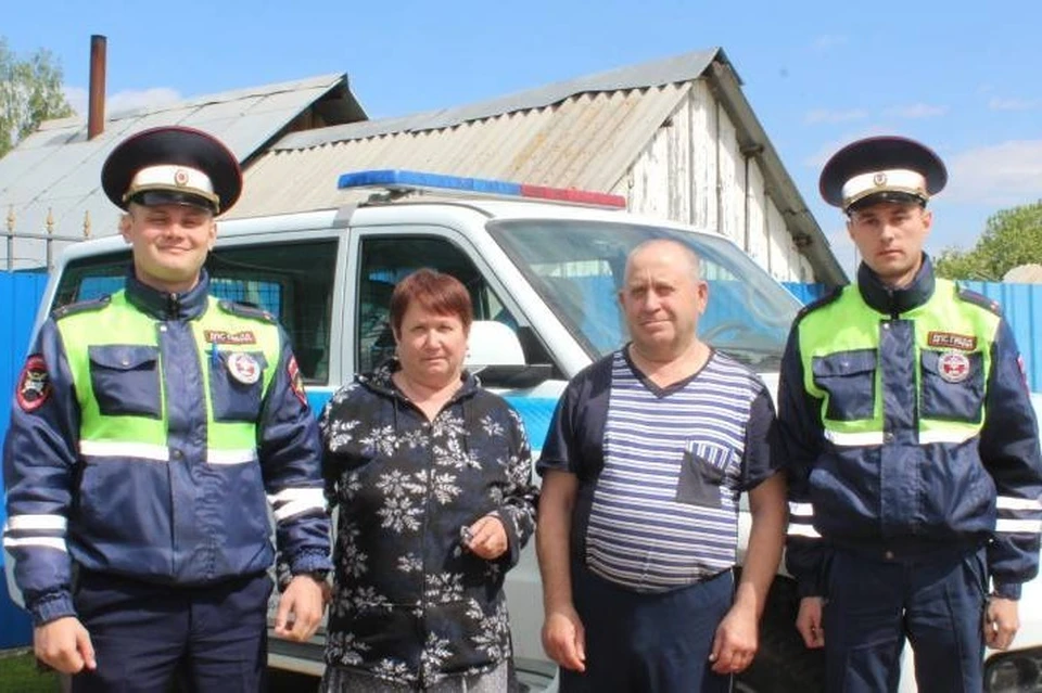 Пожилая пара благодарна сотрудникам полиции за помощь. Фото: пресс-служба ГУ МВД Челябинской области.