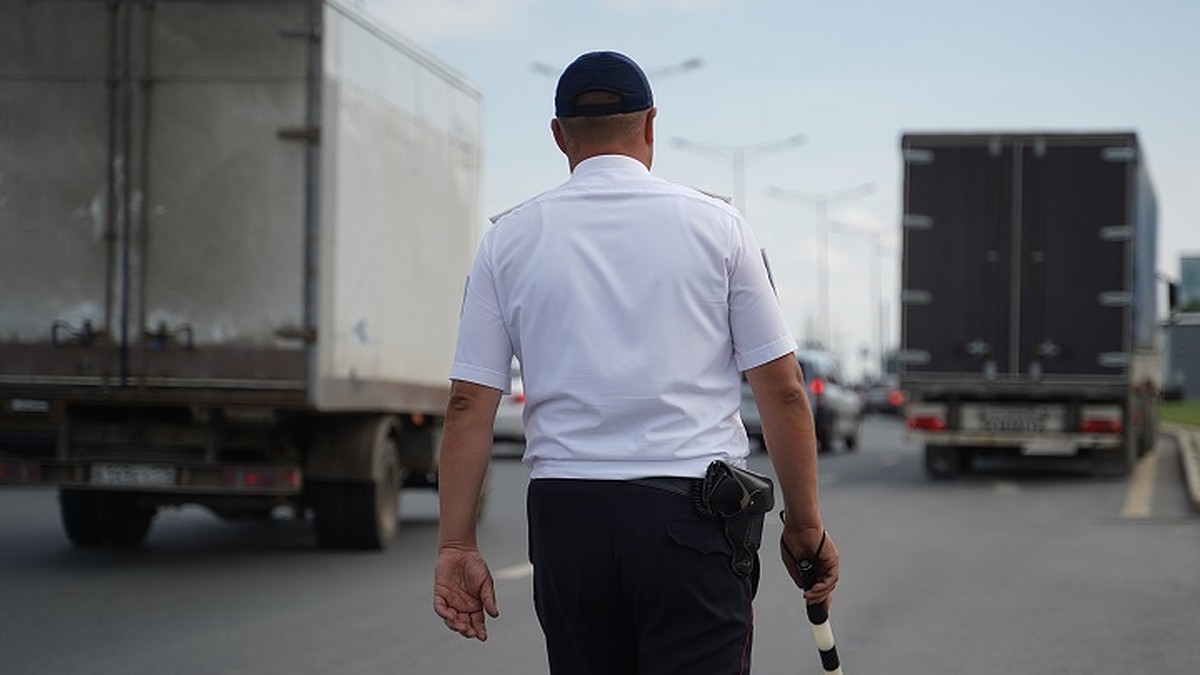 Грузовик задел припаркованные машины и въехал в здание в Хабаровске - KP.RU