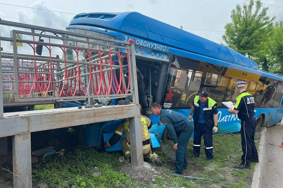 В ДТП с пассажирским автобусом в Новокузнецке пострадали девять человек.