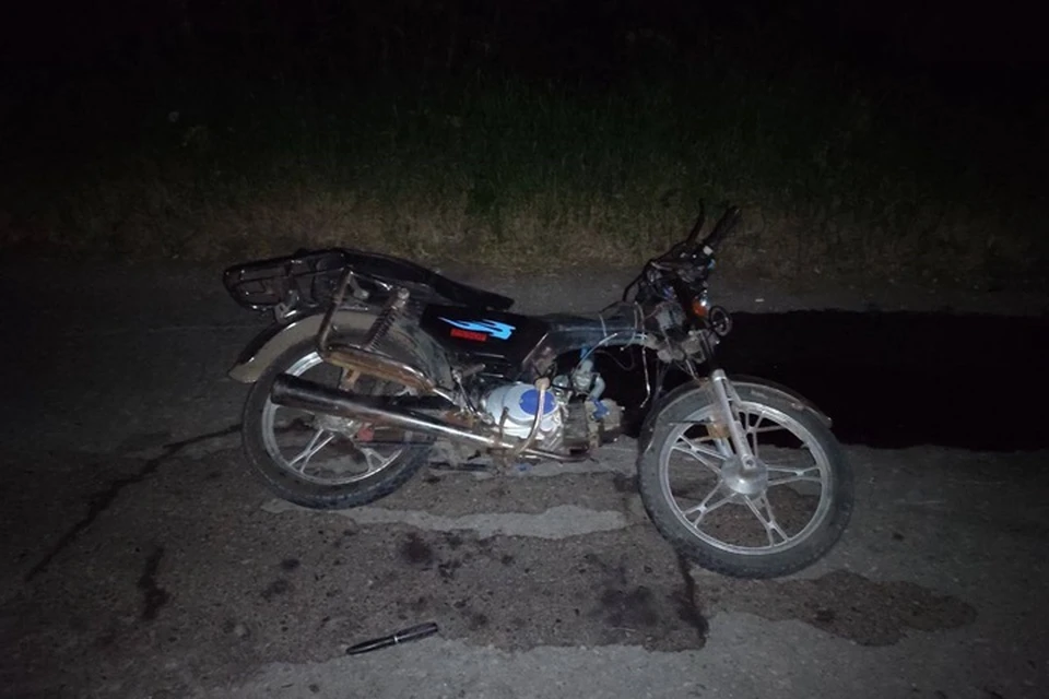 В Брянке 25 мая около 22:00 16-летний водитель мопеда Alpha zs50c на скорости выехал за пределы дороги и опрокинул мопед. Фото - УГИБДД МВД по ЛНР
