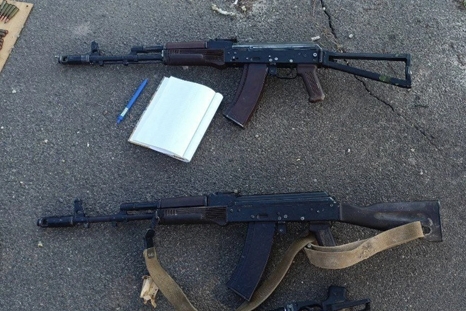В Луганске на улице Вокзальная у одного из домов полицейские и сотрудники ФСБ нашли оружие и боеприпасы. Фото - МВД ЛНР