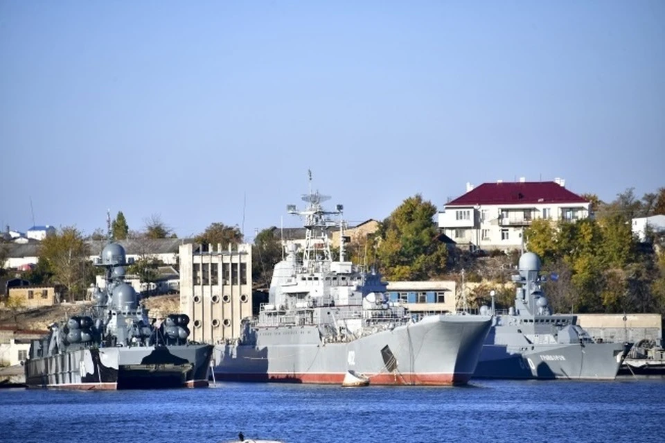 Развожаев: Черноморский флот устанавливает дымовые завесы в Севастополе