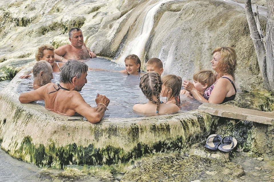 В «народных ваннах» с минеральной водой можно купаться под открытым небом и совершенно бесплатно. Фото: shutterstock