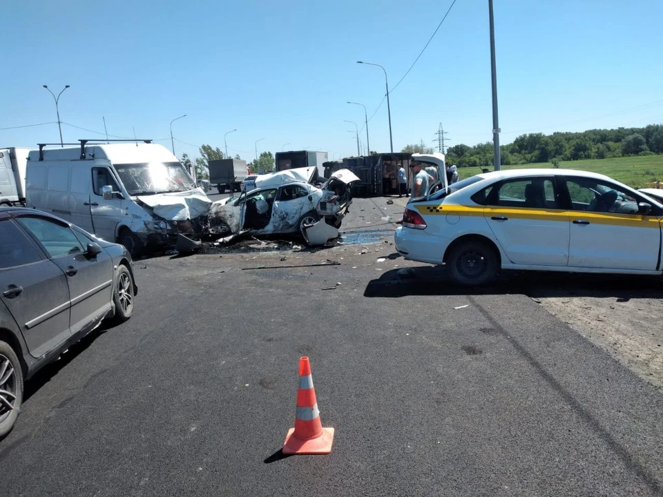 В результате аварии водителя Mitsubishi госпитализировали, женщину-пассажира автомобиля Volkswagen доставили в больницу