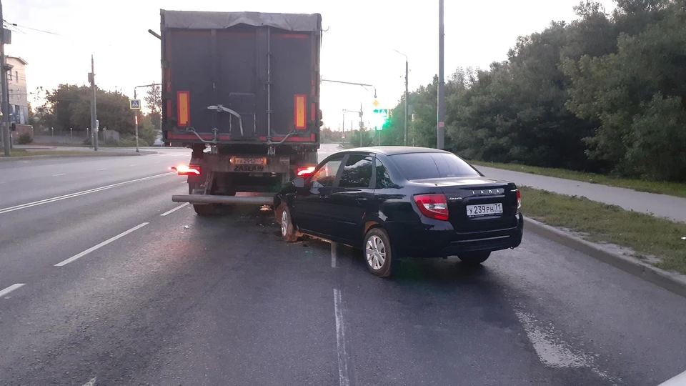 В Туле на улице Рязанской столкнулись автомобиль Lada и большегруз Shacman
