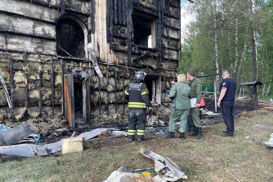 Пожар вспыхнул утром 29 мая в частном доме в деревне Ботвинино