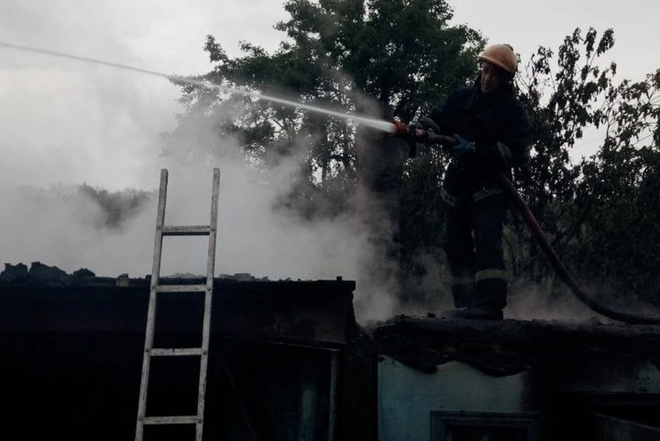 В Первомайском районе в поселке Тошковка на улице Советская горел частный дом. Фото - МЧС ЛНР