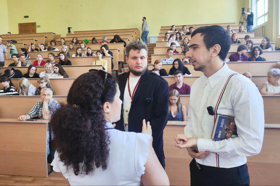 Журналисты, известные как Вован и Лексус, приехали в Луганск.