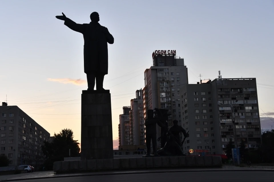 Памятник Ленину расписали нецензурной бранью в Нижнем Новгороде