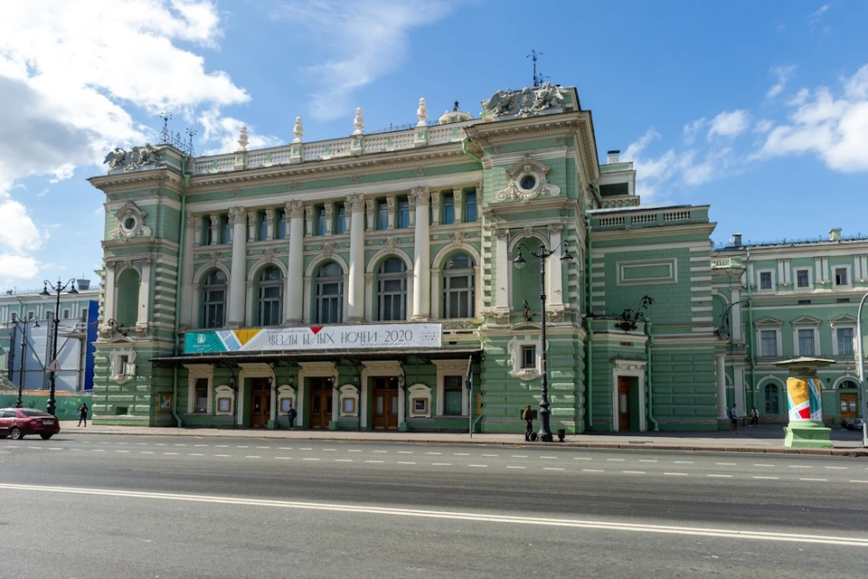 Реконструировать здание хотят еще с 2010 года.