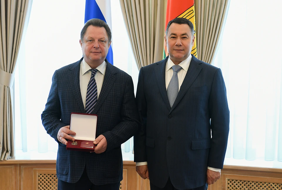 Игорь Руденя наградил главного федерального инспектора по Тверской области Игоря Жукова.
