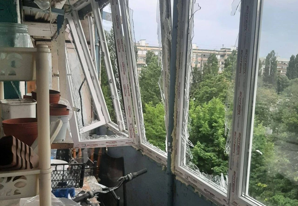 Беспилотник врезался в многоэтажку в Белгороде и взорвался.