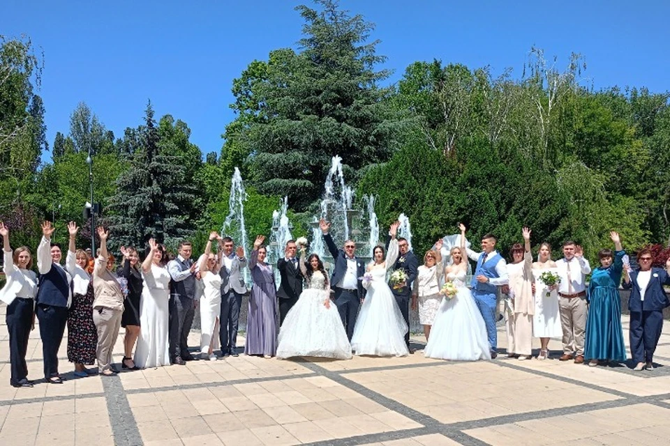 Свадебный флешмоб в Симферополе. Фото: Министерство юстиции Республики Крым/VK