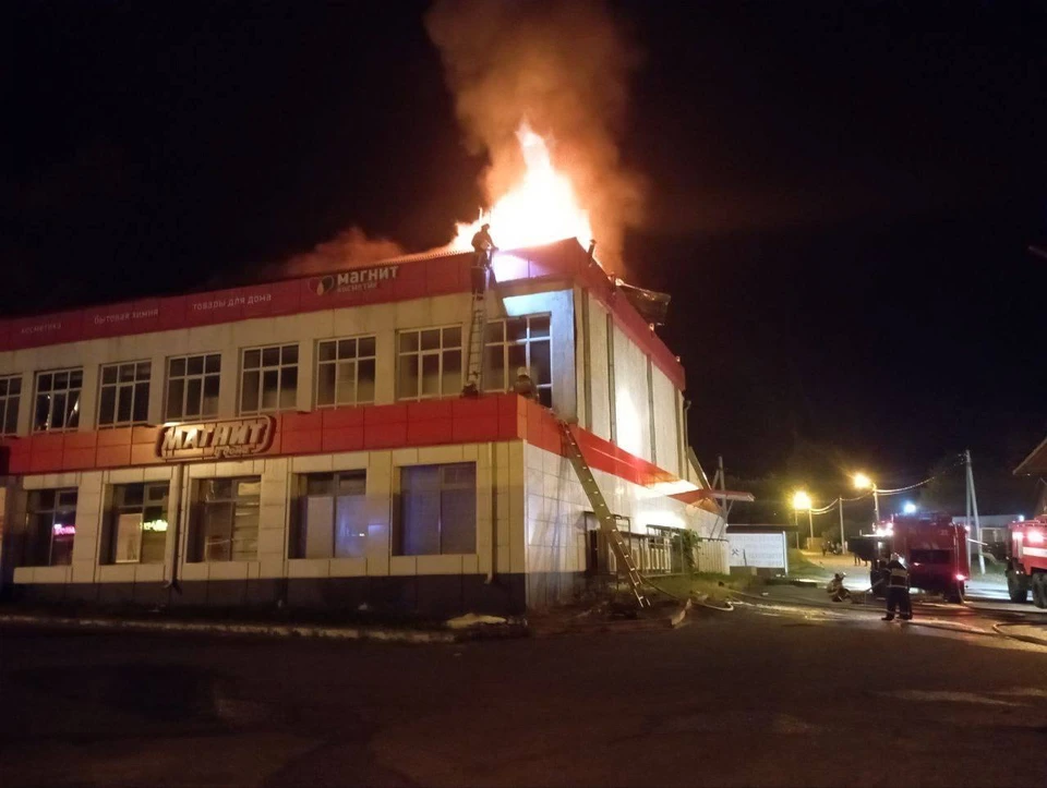 Крыша магазина загорелась в Белгородской области после атаки дрона ВСУ.