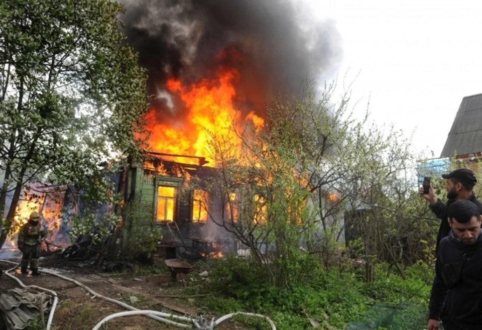 Огонь возник на веранде дома, отрезав пути эвакуации