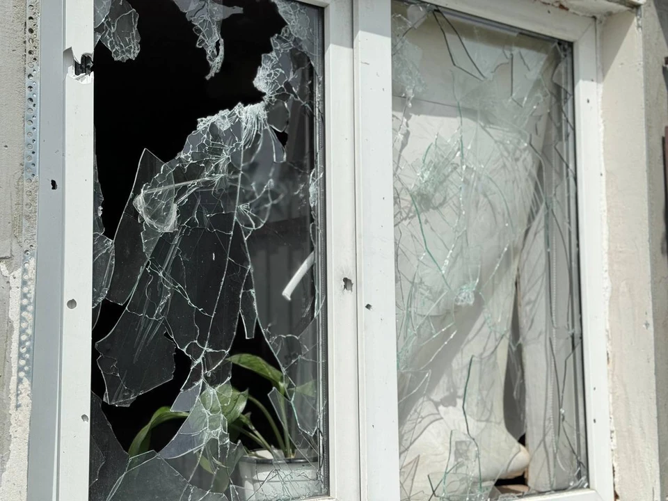 Выбиты окна в хозяйственных постройках на территории трех частных домовладений.