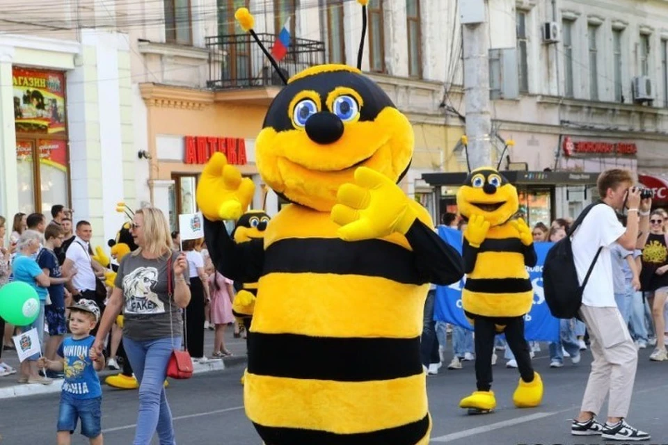 Веселые пчелки дарят радость и веселье! Фото: администрацияZСимферополя/Tg