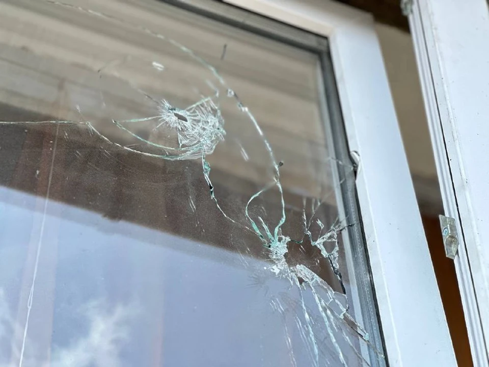 После обстрела посечены автомобили и выбиты окна в квартире.
