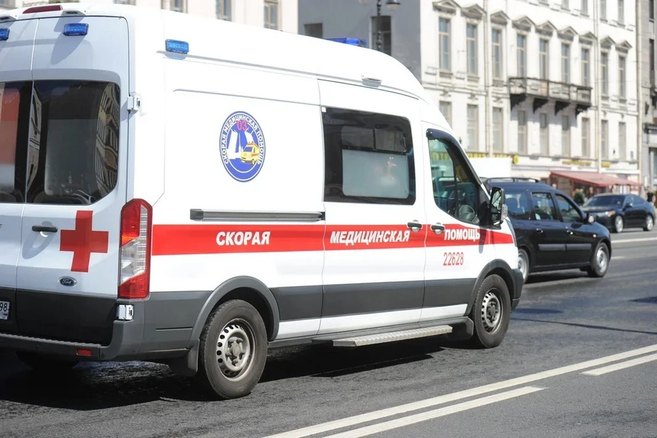 Школьница попала в больницу с сильным отравлением после ночной прогулки по Петербургу.