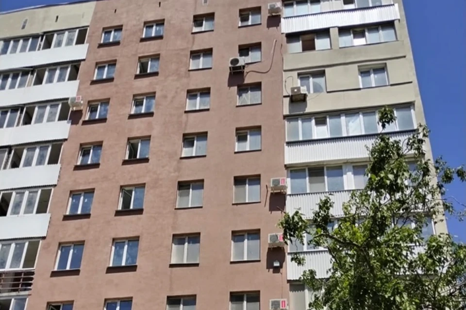 Специалисты восстанавливают квартиры в доме по проспекту Ленина в Мариуполе. Фото: ТГ/Побратимство Петербурга и Мариуполя