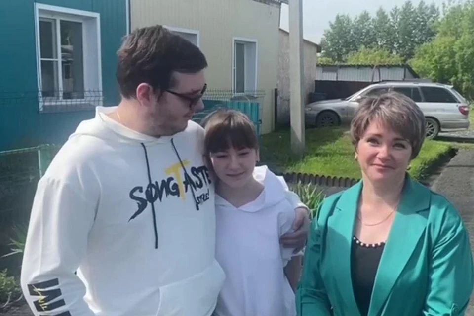 Многодетная семья из Краснозерского района получила земельный участок. Фото: скриншот из видео прокуратуры Новосибирской области.