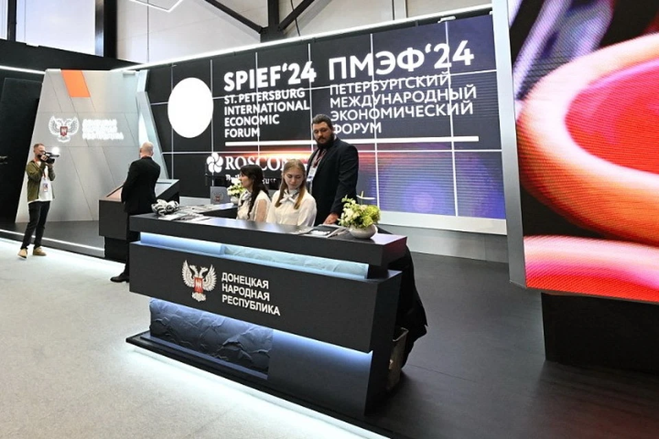 На стенде ДНР представлена продукция предприятий и информация об инвестиционном потенциале региона. Фото: КРД