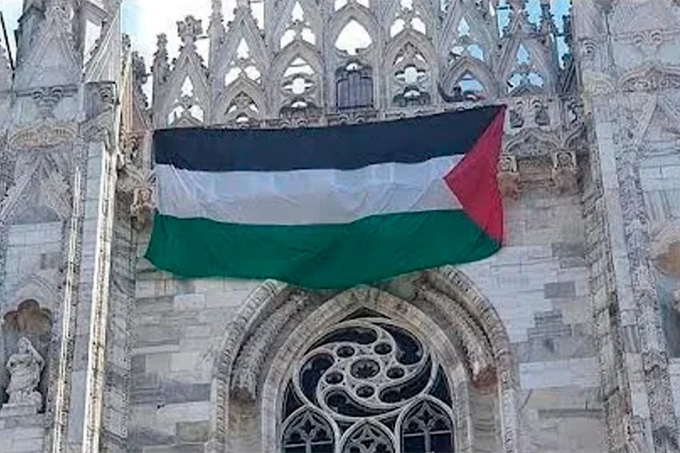 Tgcom24: На фасаде главного собора Милана вывесили огромный флаг Палестины, фото: скриншот из видео в соцсетях